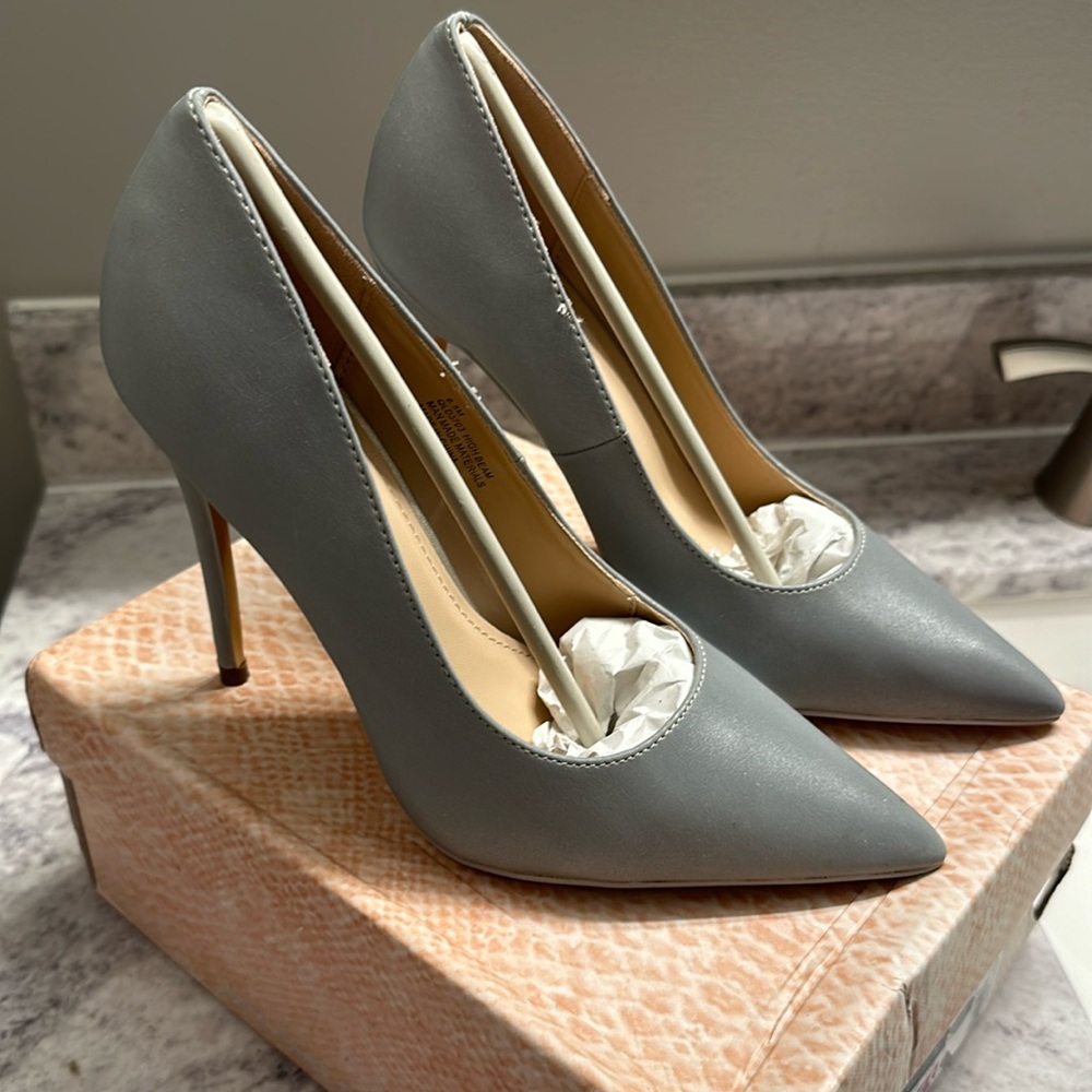 Cape Robin High Beam heels. Reflective silver color. Size 6.5.
